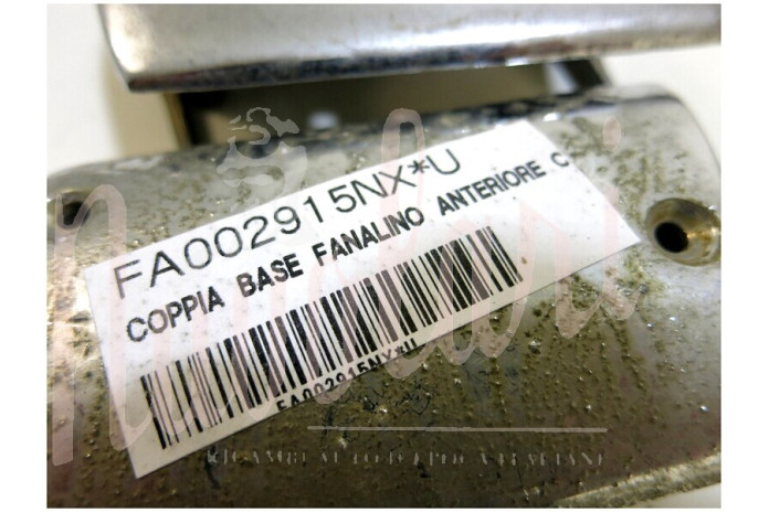 COPPIA BASE FANALINO ANTERIORE CARELLO CON FORI