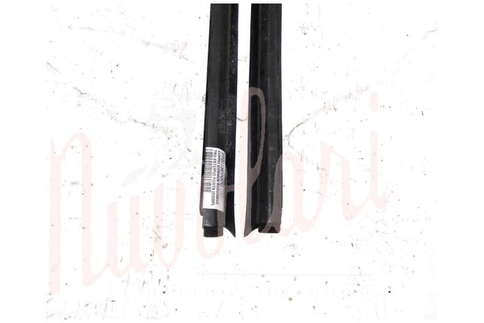 COPPIA CORNICE RASCHIAVETRO ESTERNO PORTA (COMPLETA NERA)