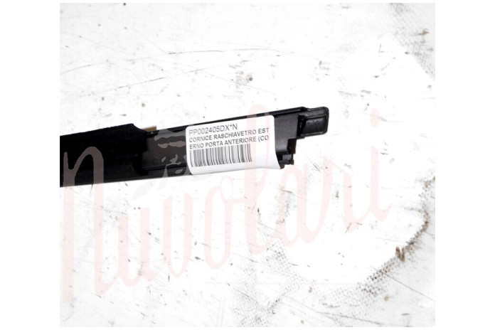 CORNICE RASCHIAVETRO ESTERNO PORTA ANT (COMPLETA PLASTICA Cm51)
