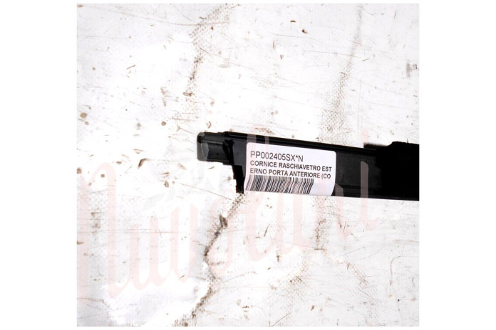 CORNICE RASCHIAVETRO ESTERNO PORTA ANT (COMPLETA PLASTICA Cm51)