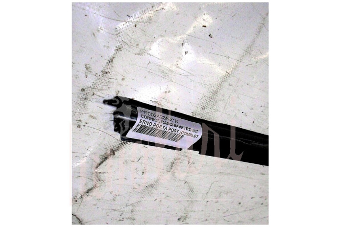 CORNICE RASCHIAVETRO INTERNO PORTA POST (COMPLETA PLASTICA)